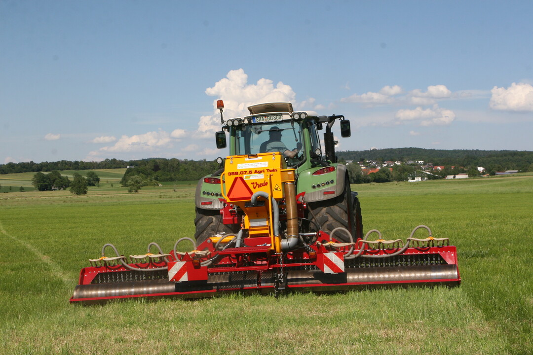 Im Sp�tsommer bietet sich eine gute Gelegenheit, durch Nachsaat f�r dichte Gr�nlandnarben zu sorgen. 