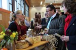 Die Präsidentin des Landfrauenverbandes Württemberg-Hohenzollern, Juliane Vees (rechts), und Landwirtschaftsminister Peter Hauk informierten sich in der Stadthalle Nagold über Herstellung und Herkunft regionaler Produkte.