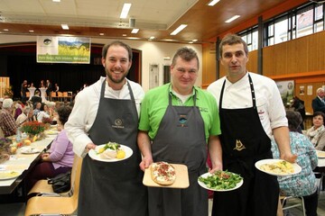 Um das leibliche Wohl der Besucher k�mmerten sich in der Stadthalle Nagold die drei Naturpark-Wirte Franz Berlin, Armin Hartmann und Martin Ziegler (von links).