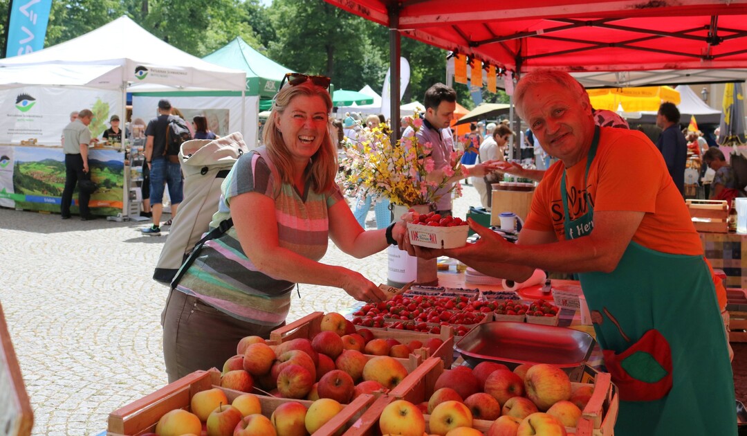 Auf den Naturparkmärkten kommt man mit den Direktvermarktenden leicht ins Gespräch.