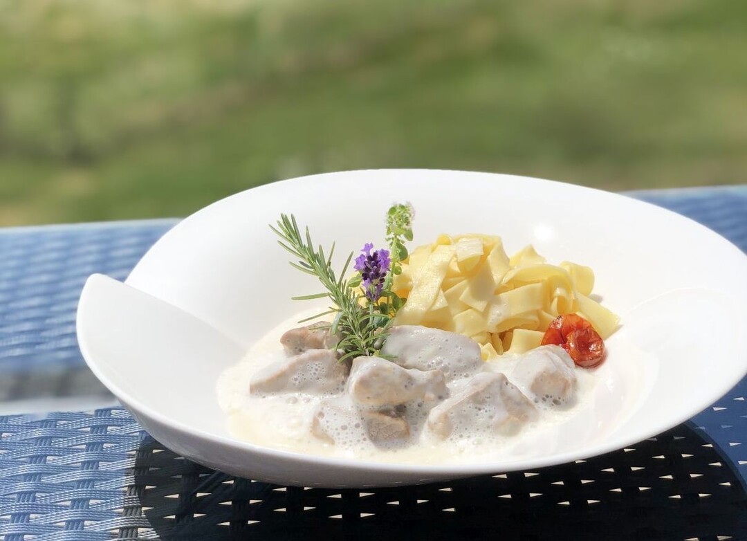 Hhhhmm, lecker: Eingemachtes Kalbfleisch mit breiten Nudeln, ein wohlschmeckender Klassiker aus der Schwarzw�lder K�che.