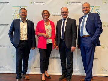 Der Präsident im Landesbauernverband, Joachim Rukwied (r.) und die Vizepräsidentin und Vizepräsidenten (v.l.) Joachim Maurer, Roswitha Geyer-Fässler und Hans-Benno Wichert.