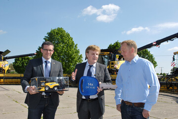 V.l.: Dr. Daniel Fischer, New Holland Produktmanager Mähdreschern, und Vincenzo Cetani, New Holland Geschäftsführer Deutschland, übergeben den symbolischen Schlüssel für die neue Mähdrescherflotte an Torben Pülsch, Chef der deutschen Standorte der Baltic Agrar.