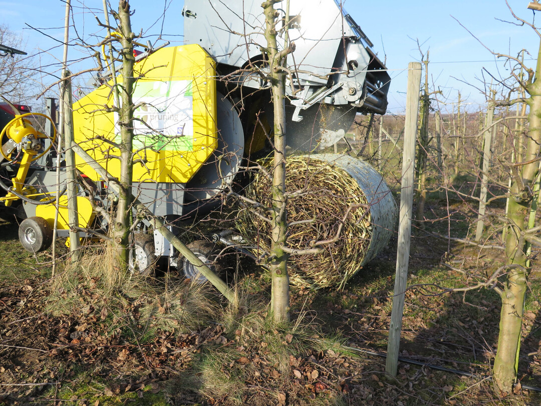 Die im Projekt EuroPruning entwickelte Ballenpresse im Praxistest