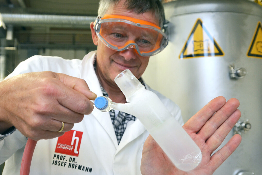 Fl�ssiger Energiespeicher: Prof. Dr. Josef Hofmann zeigt, wie eiskaltes Biomethan gewonnen wird. Die Verbindung ist tausendmal energiereicher als Biogas.