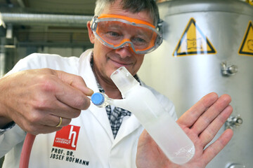 Flüssiger Energiespeicher: Prof. Dr. Josef Hofmann zeigt, wie eiskaltes Biomethan gewonnen wird. Die Verbindung ist tausendmal energiereicher als Biogas.