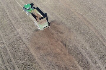 Feinstaubwolke bei der Ausbringung von H�hnerkot