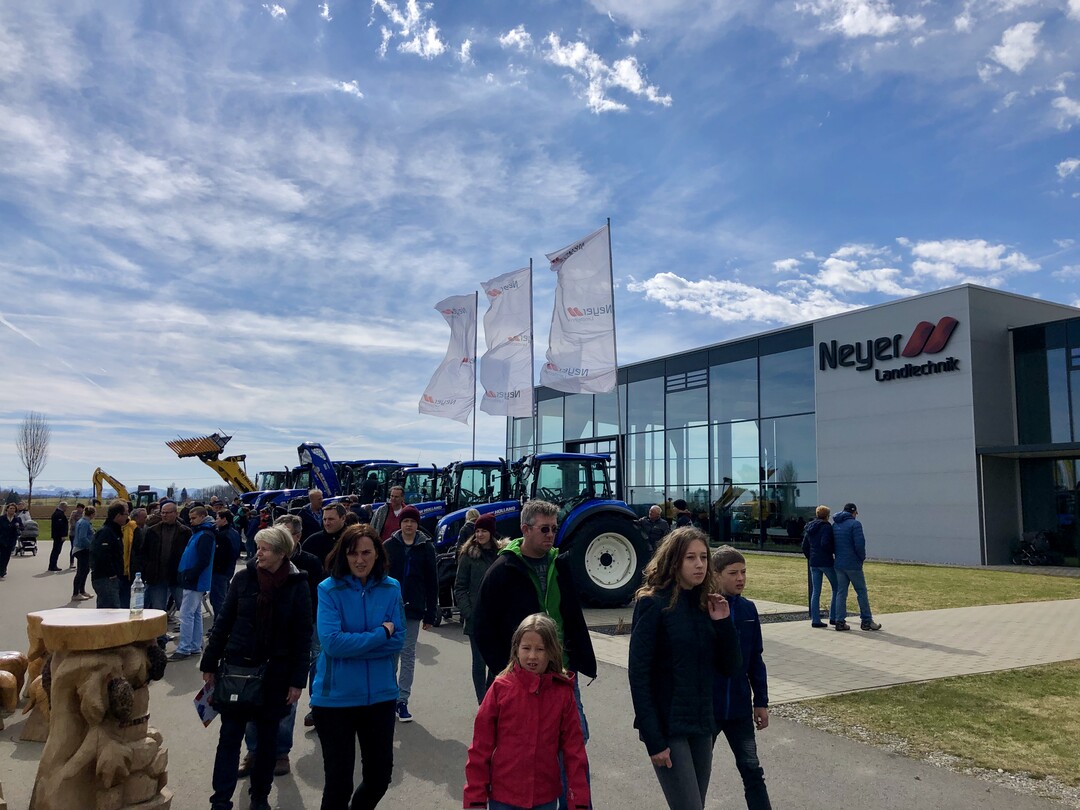 Viele Besucher lie�en sich bei strahlendem Sonnenschein die technischen Neuheiten nicht entgehen. 