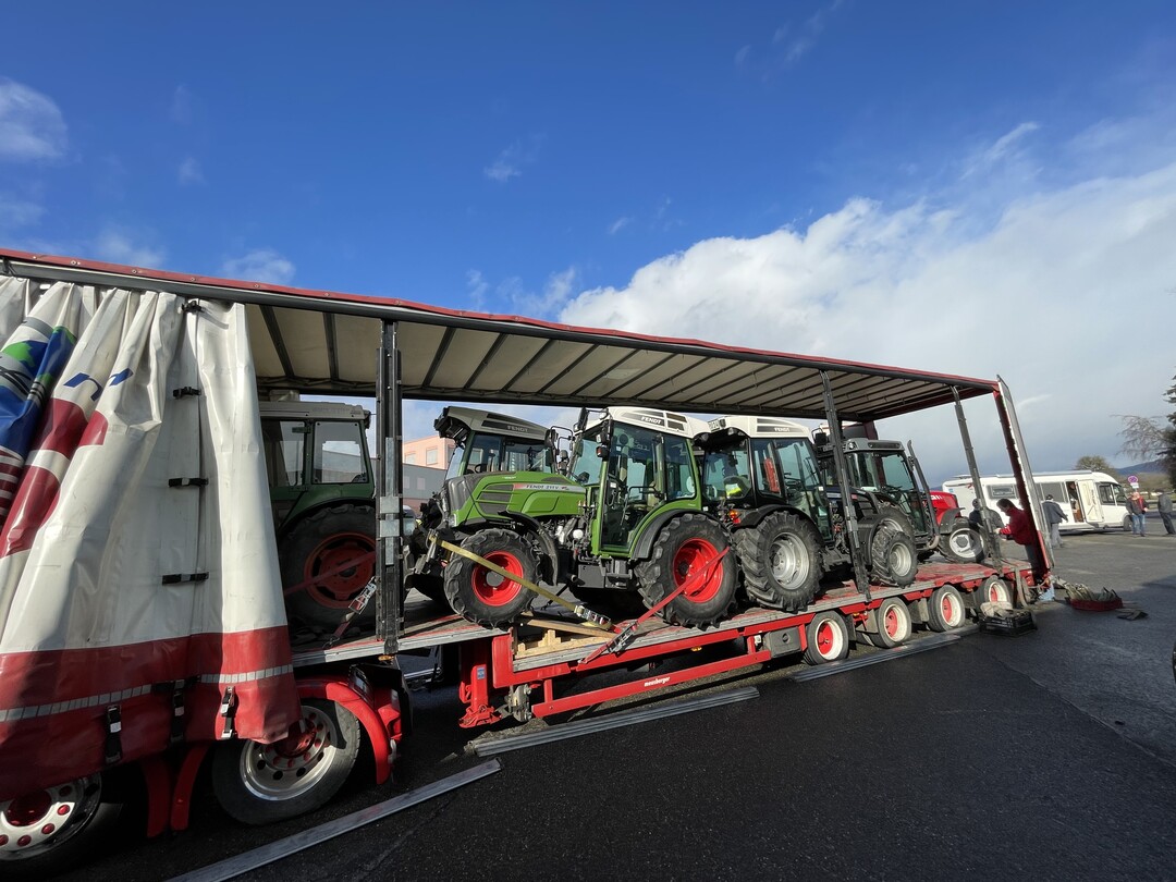 Per LKW wurden Obstbau-Schlepper nach Berlin transportiert, um dort mit Berufskollegen gegen das Insektenschutzpaket zu demonstrieren.&nbsp;
