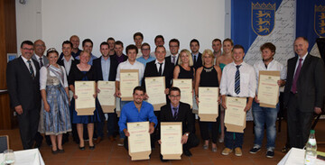 Gruppenfoto mit den neugek�rten Obstbaumeistern, Dr. Kurt Mezger (RP Stuttgart) (l.), LVEO-Pr�sident Franz Josef M�ller, Bodensee-Apfelprinzessin Michaela Herz und Dr. Konrad R�hl (MLR) (r.)