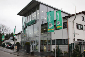 Im Obergeschoss des erweiterten Verwaltungsgeb�udes mit durchgehender Glasfassade ist ein Schulungsraum untergebracht. 