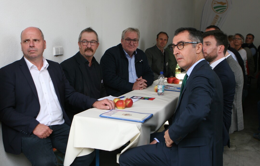 Die von der EU-Kommission vorgeschlagenen Reduktionsziele beim Pflanzenschutz alarmieren die Obstbauern. Ihre �ngste und Sorgen trugen sie dem Bundeslandwirtschaftsminister bei seinem Besuch am Bodensee vor.