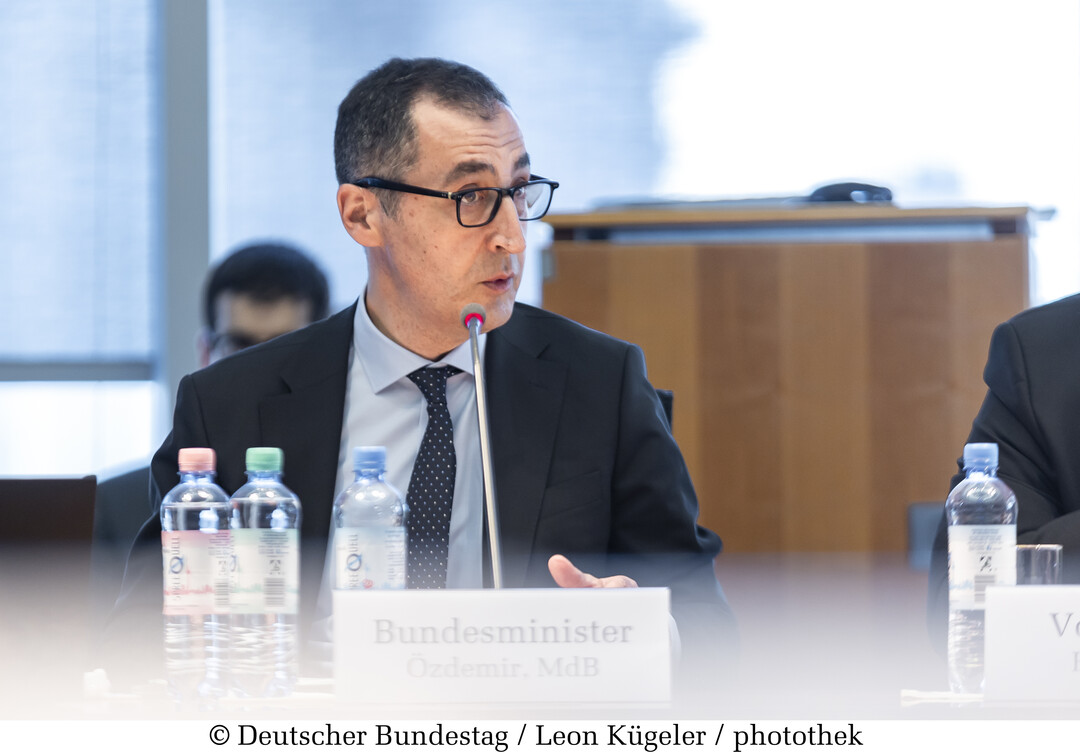 Cem Özdemir bezeichnete die Forderungen nach einem langfristigen Finanzierungskonzept für den Umbau der Tierhaltung als „Rückenwind für die Verhandlungen in Berlin“.