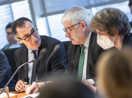 Besuch des Bundesministers f�r Ern�hrung und Landwirtschaft Cem �zdemir (l), B�ndnis 90/Die Gr�nen, MdB, im Ausschuss f�r Ern�hrung und Landwirtschaft unter Leitung des Vorsitzenden Hermann F�rber (m), CDU/CSU, MdB.