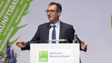 Bundeslandwirtschaftsminister Cem Özdemir auf dem Deutschen Bauerntag in Lübeck.