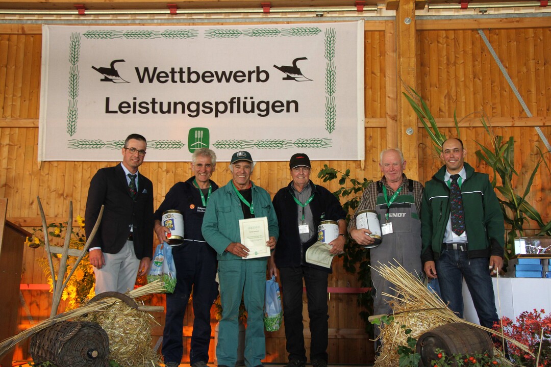 Die Oldtimerpflüger bei der Siegerehrung.