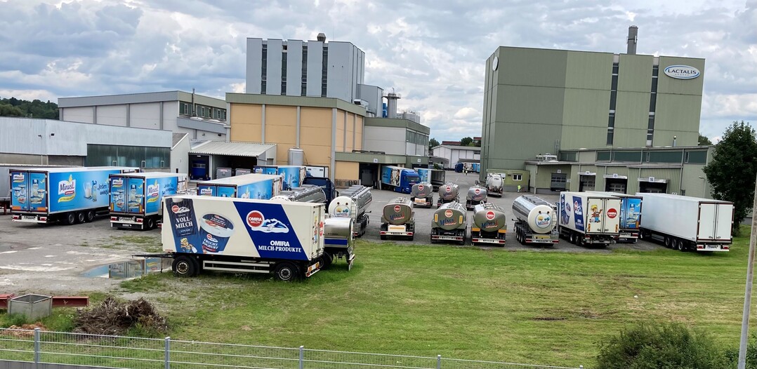 Blick auf das Ravensburger Werk von Lactalis von hinten: Im Einzugsgebiet Ravensburg sitzen laut Geschäftsbericht der Omira Oberland-Milchverwertung GmbH 1077 Lieferanten, im Gebiet Neuburg sind es 385 Betriebe. Insgesamt wurden 2020 rund 570 Mio. kg Milch erzeugt.