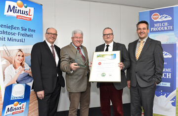 Seit Jahresbeginn bezieht die Molkerei Omira Ökostrom von der TWS. TWS-Geschäftsführer Dr. Andreas Thiel-Böhm übergab in diesen Tagen die Zertifizierungsurkunde und einen Klimakristall an Helmut Müller, Leiter Technik bei Omira und an Omira-Geschäftsführer Ralph Wonnemann, zusammen mit Jürgen Henninger, Vertrieb der TWS (v.l.n.r).