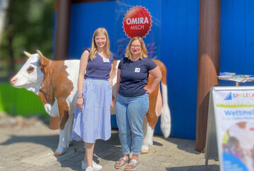 Jamila Busch, Omira Milch und Janina Bembenek (rechts) von der Obst vom Bodensee Vertriebsgesellschaft am Tag der Milch am 1. Juni vor der Omira Milchscheune im Ravensburger Spieleland.