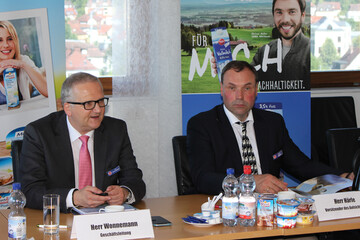 Omira-Gesch�ftsf�hrer Ralph Wonnemann (l.) und Erich H�rle, der Omira-Aufsichtsratsvorsitzende, erl�uterten der Presse, wie die Omira insgesamt erfolgreich durch das schwierige Milchjahr 2015 kam. National betrachtet, so Wonnemann, war 2015 das zweit-schlechteste Milchjahr seit der Deregulierung im Jahr 2007.