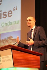 Dr. Nicolai von Ondarza von der Forschungsgruppe "EU/Europa" der Stiftung Wissenschaft und Politik, Berlin, spricht über "Die europäische Integration in der Krise", ein Thema, das bei der LBV-Mitgliederversammlung genau eine Woche vor der "Brexit"-Abstimmung Großbritanniens (23. Juni 2016) höchste Aktualität und Brisanz erlangt hatte.