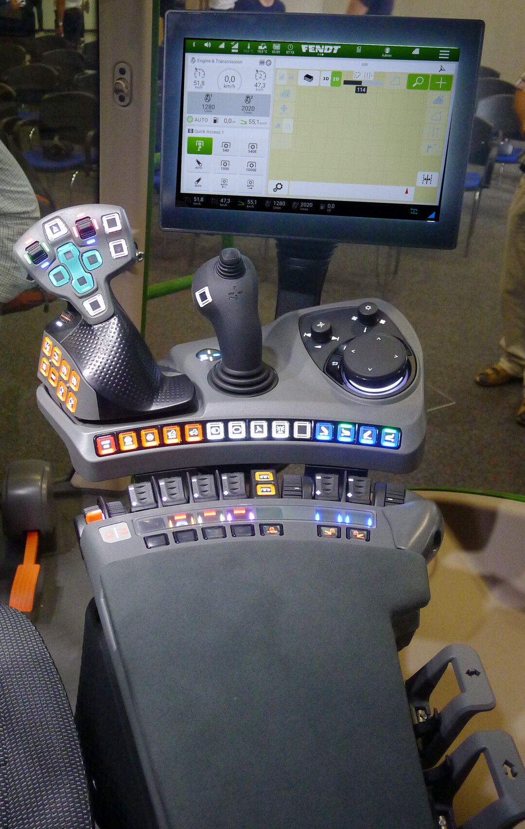 Bis zu drei Displays lassen sich bei FendtONE auf dem Traktor kombinieren. Hier die Standardl�sung an der neugestalteten Armlehne.