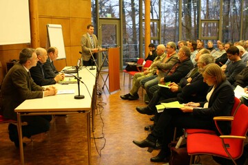 Auf dem Podium (v.l.) Walter Albrecht, LEW Verteilnetz GmbH; Bundestagsabgeordneter Waldemar Westermayer und Stefan Kesenheimer, IHK Bodensee-Oberschwaben unter Moderation von Dr. Stefan Rauh, Fachverband Biogas..