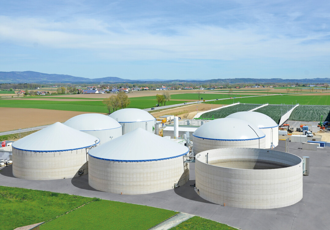 Das Wolf System Beh�lterbauprogramm reicht vom Sp�nesilo bis zum Gro�raumbeh�lter f�r die Industrie, vom G�lle- oder Wasserspeicher �ber Biogasanlagen bis zur Gro�kl�ranlage. Beh�lterdurchmesser bis 50 m und H�hen bis 50 m werden durch die Wolf System Spezial-Metallschalung erm�glicht. 