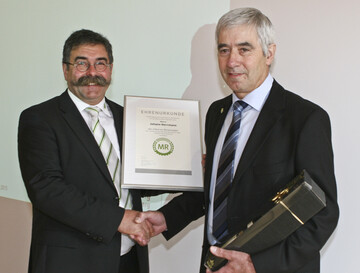 Landesvorsitzender Rolf Zobel (links) ehrt den vor kurzem aus dem Amt geschiedenen Geschäftsführer des früheren MR Pfullendorf-Meßkirch, Johann Herrmann, mit der Silbernen Ehrennadel.