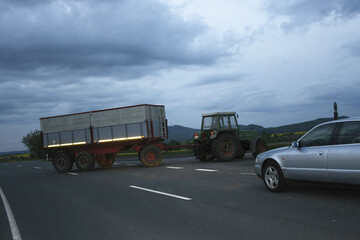 Reflektierende Streifen sorgen f�r ein fr�hzeitiges Erkennen von Anh�ngern.