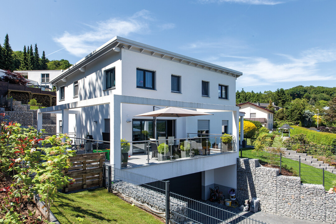 Ein hoher Grad an Vorfertigung erm�glicht es, den Aufbau des Hauses zu beschleunigen. Kontinuierlich wird daher der interne Produktionsprozess optimiert, um die Arbeit auf der Baustelle zu erleichtern. Beim Wandaufbau wie auch der serienm��igen Ausstattung der H�user liegt gr��ter Wert auf der Stabilit�t und der Sicherheit des Eigenheims.