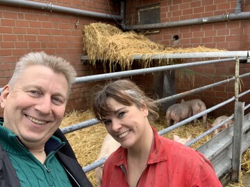 J�rgen Berens von Rautenfeld mit Schweinehalterin Gabriele M�rixmann. Ihr geh�rt einer der 40 Betriebe, die schon bei Tierwohl.tv senden.&nbsp; 