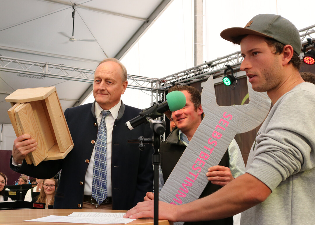 Einen leeren Werkzeugkasten zur Bewirtschaftung ihrer Betriebe monierte die Landjugend bei ihrem Auftritt auf der Bauernkundgebung. Sie richteten einen dringenden Appell an den LBV-Pr�sidenten, daf�r zu sorgen, dass die Kiste wieder bef�llt wird