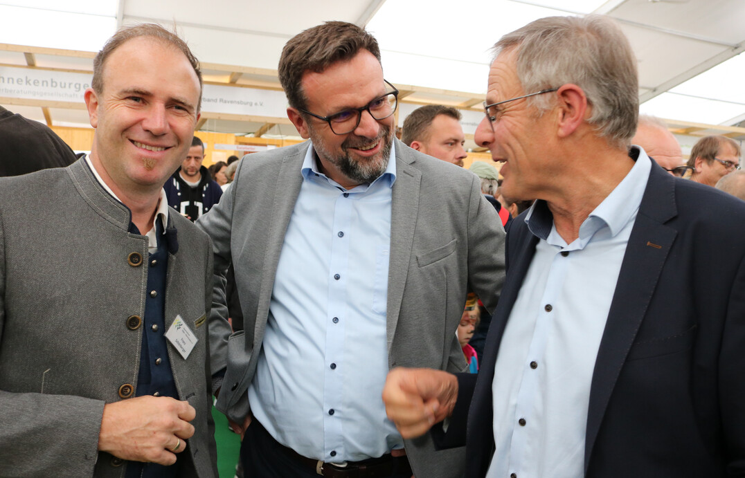 Beeindruckt von der Landwirtschaft in der Region, zeigte sich BWagrar-Chefredakteur Guido Krisam (Mitte), hier im Gespr�ch mit dem langj�hrigen LBV-Vizepr�sidenten Gerhard Glaser (rechts) und Franz Sch�nberger vom Kreisbauernverband.