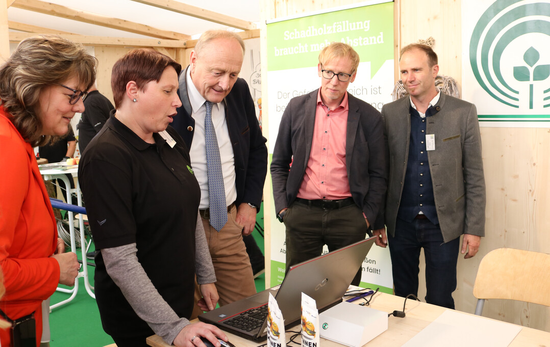 Neue Pr�ventionsangebote gibt es bei der SVLFG, ein wichtiger Bereich ist der Schutz der Haut und vor allem auch mehr Sicherheit bei der Waldarbeit.&nbsp;