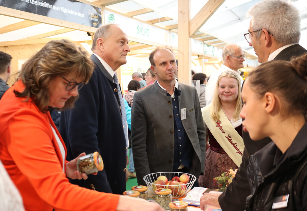Bauernpr�sident Rukwied im Fachgespr�ch mit Albrecht Siegel, Leiter des Landwirtschaftsamtes.
