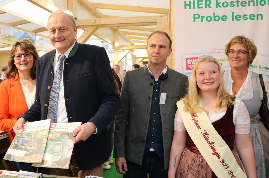 Pflichttermin: Beim Rundgang durfte ein kurzer Halt beim Verlag Eugen Ulmer, bei dem BWagrar (Landwirtschafliches Wochenblatt/Schw�bischer Bauer) hergestellt wird, nicht fehlen, bevor es weiter ging zu den St�nden des Kreisverbandes, der Landfrauen sowie der Tochterunternehmen wie der Landwirtschaftlichen Unternehmensgesellschaft (LBV-U), LGG mit AgriConcept und der AGR.