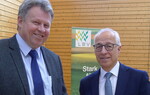 Die BayWa ist auch künftig ein verlässlicher Partner für die heimische Landwirtschaft – analog wie digital, versprach Vorstandsmitglied Roland Schuler (r.) Kreisvorsitzendem Gerhard Fassnacht und den Bauerntagsbesuchern.