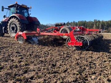 Den�Ontario-Scheibensch�lgrubber von SMS CZ gibt es jetzt in Arbeitsbreiten von f�nf und sechs Meter.