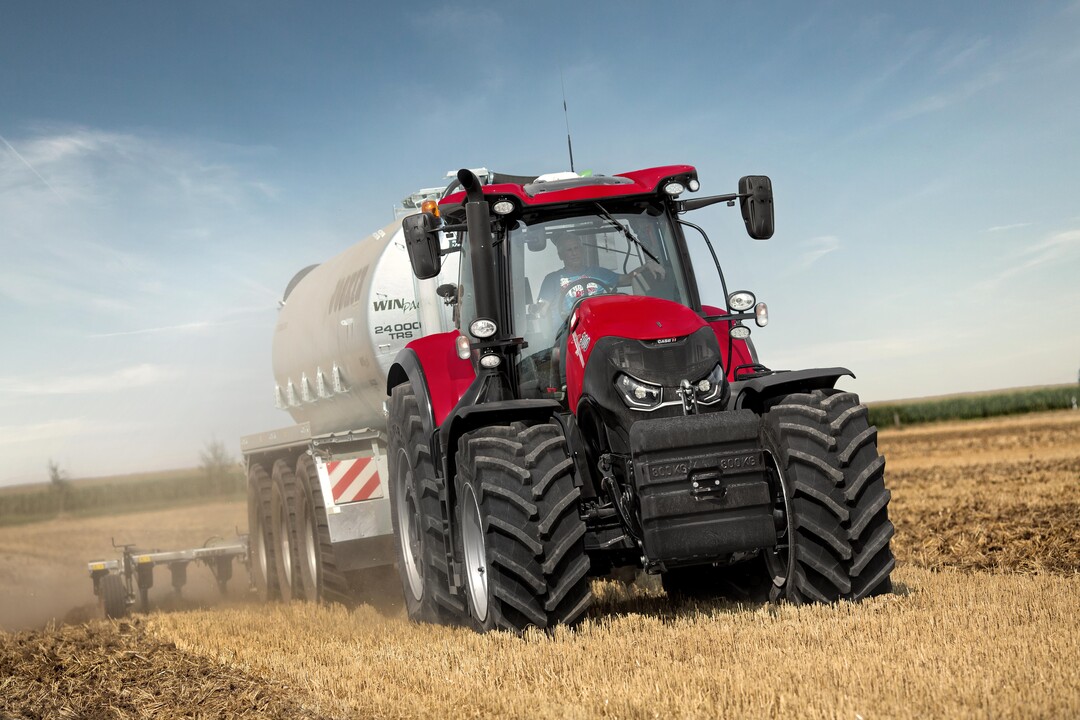 Die neue 4-stufige Motorstaubremse für den Optum CVX dient als Bremsunterstützung bei Transportarbeiten und minimiert den Bremsverschleiß von Traktor und Gerät.