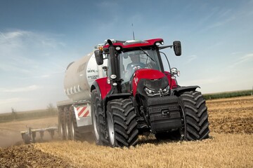 Die neue 4-stufige Motorstaubremse f�r den Optum CVX dient als Bremsunterst�tzung bei Transportarbeiten und minimiert den Bremsverschlei� von Traktor und Ger�t.