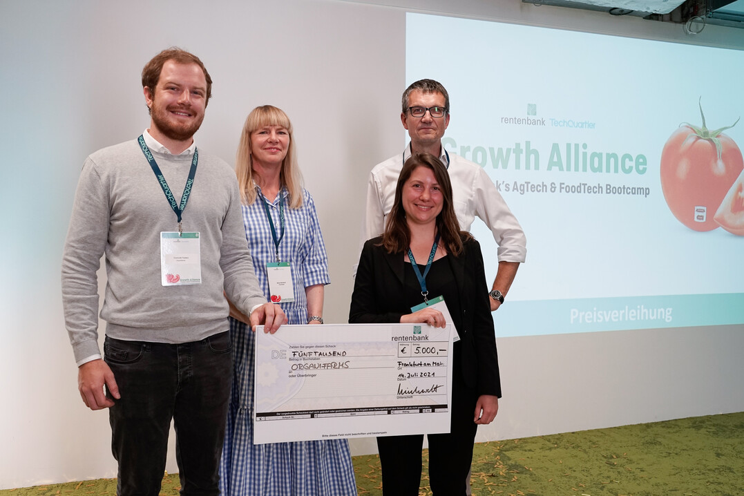    Am 15. Juli gewann das Start-up Organifarms den mit 5000 Euro dotierten Start-up-Preis 2021 der Landwirtschaftlichen Rentenbank. Das jetzt angek�ndigte langfristige, zinsg�nstige Nachrangdarlehen ist ein weiterer Schritt der Rentenbank und des Bundesministeriums f�r Ern�hrung und Landwirtschaft, junge Start-ups langfristig zu unterst�tzen. Auf dem Foto zu sehen sind von links nach rechts: Dominik Feiden (CEO und Co-Founder, Organifarms), Nikola Steinbock (Bereichsvorst�ndin, Rentenbank), Hannah Brown (CCO und Co-Founder, Organifarms), Dr. Christian Bock (Bereichsleiter F�rdergesch�ft, Rentenbank). 
