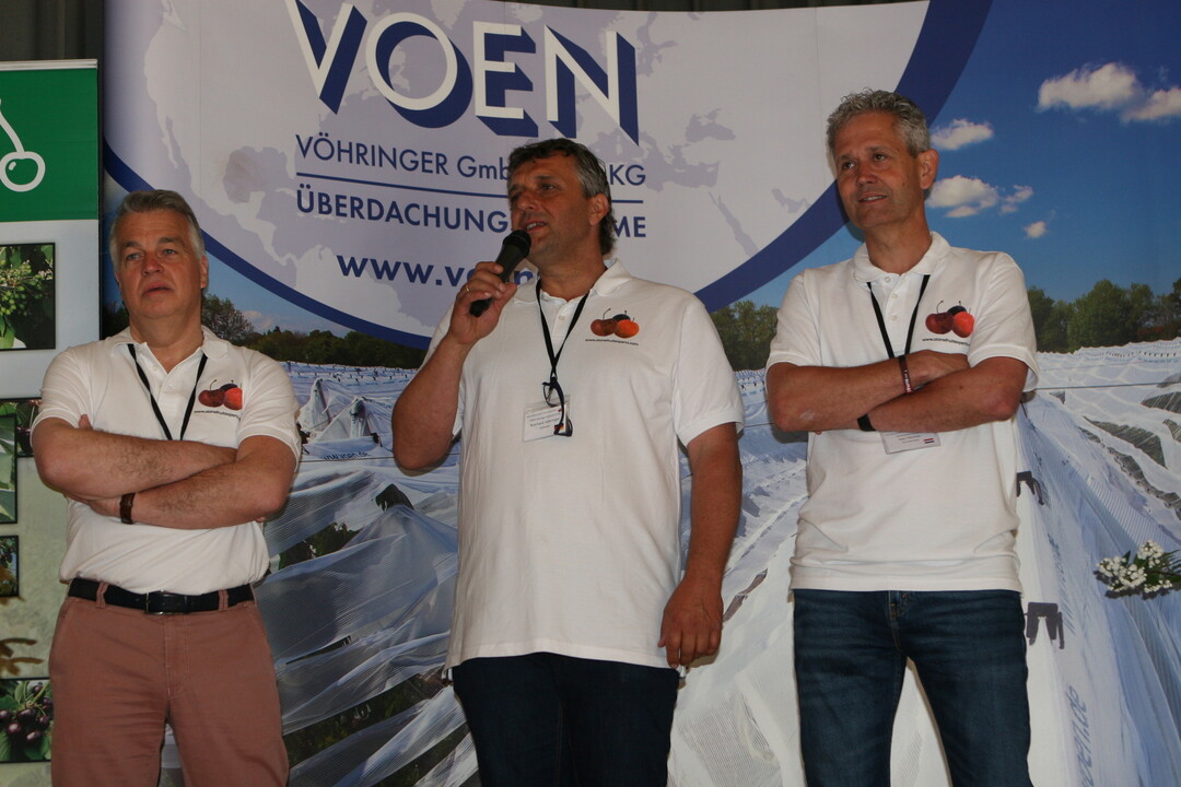 Organisatoren der Stone Fruit Conference, die in Blitzenreute in dritter Auflage stattfand (v. l.): Jan Taks von der Firma Stas, Reinhard V�hringer von Voen und Han Fleuren von der gleichnamigen Baumschule