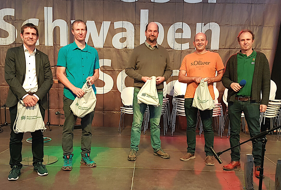 Was Landwirte in Sachen Energie alles auf die Beine stellen k�nnen, zeigten die vorgestellten Projekte im Fachgespr�ch beim Bauernverband Allg�u Oberschwaben (v. l.): Roland Sauter, B�rgermeister von Argenb�hl; Mario Reck, AER GmbH & Co. KG; Anton Eller, REG GmbH und Severin Batzill, Batzill Gbr. Die Gespr�chsleitung hatte Franz Sch�nberger vom Bauernverband Allg�u-Oberschwaben.