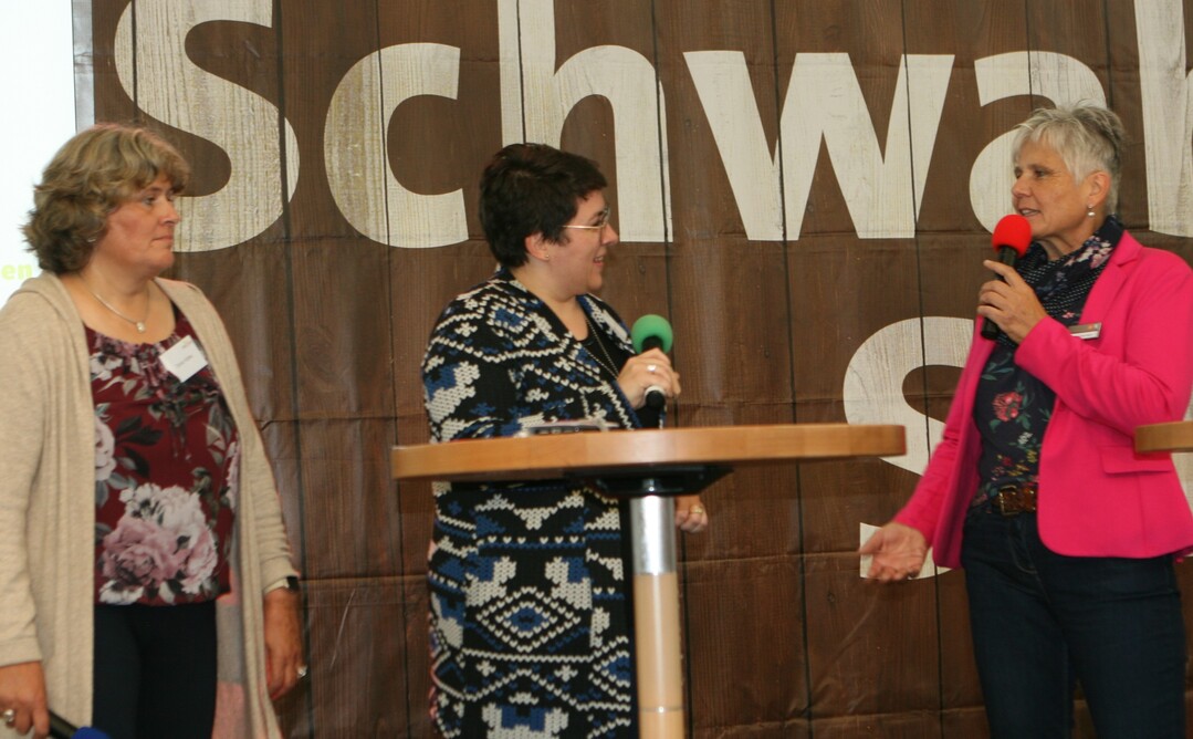 Im Gespr�ch mit Doris H�rle (l.), der Vizepr�sidentin des Landfrauenverbandes W�rttemberg-Hohenzollern und der Gesch�ftsf�hrerin Martina Krattenmacher lie� sich Annerose Herm (r.) vom Ern�hrungszentrum in Bad Waldsee so manchen Tipp zur Anlage von Hochbeeten und einem Garten, der Freude macht, entlocken.&nbsp;