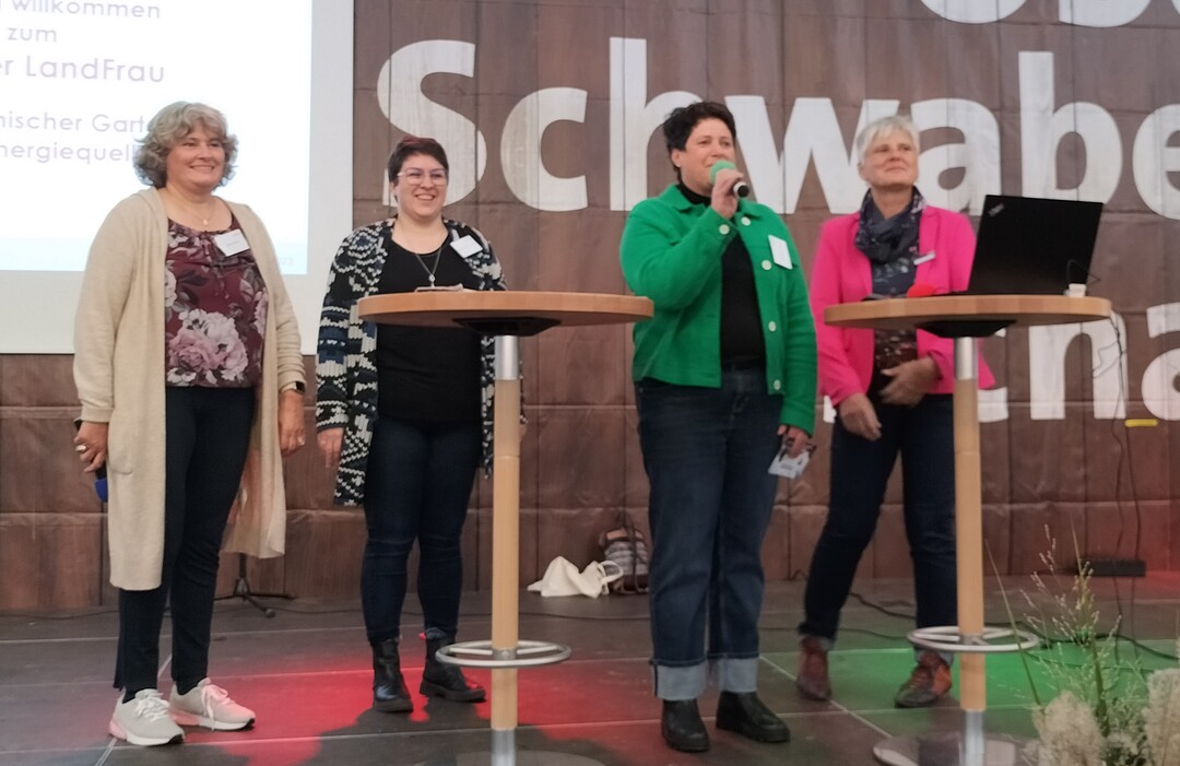 Christa Fuchs (2. v. r.) z�hlte bei der Er�ffnung des diesj�hrigen Fachprogramms zum Tag der Landfrau die vielf�ltigen Funktionen und Facetten heutiger G�rten auf.&nbsp;