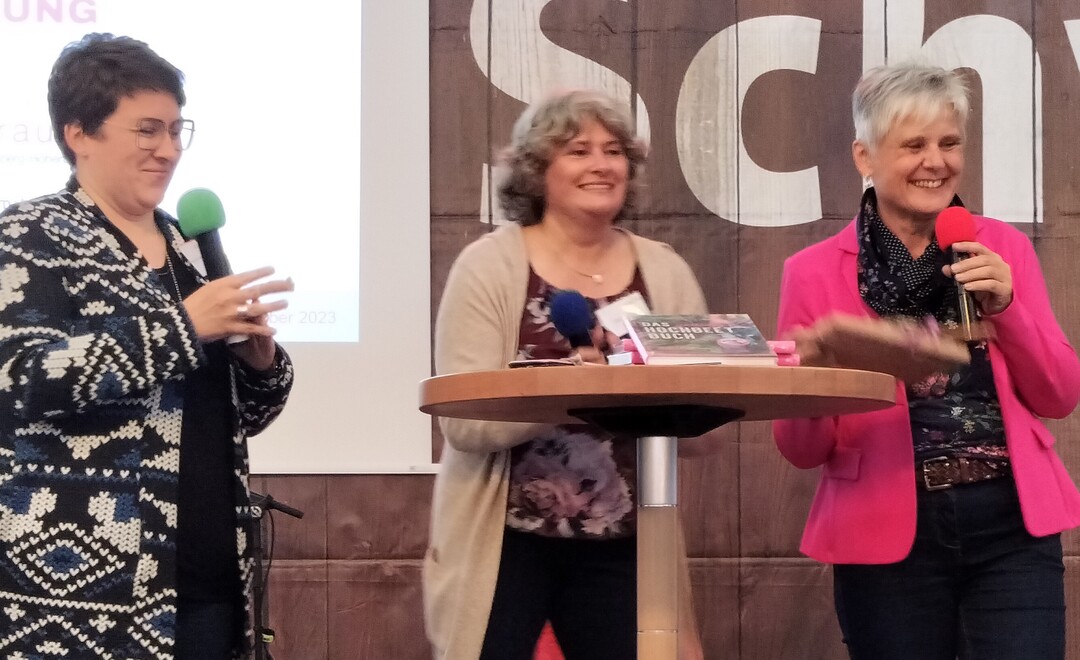 Als kleines Dankesch�n f�r ihren engagierten Vortrag erhielt Annerose Herm (r.) vom Ern�hrungszentrum in Bad Waldsee zum Abschluss ein kleines Pr�sent.&nbsp;