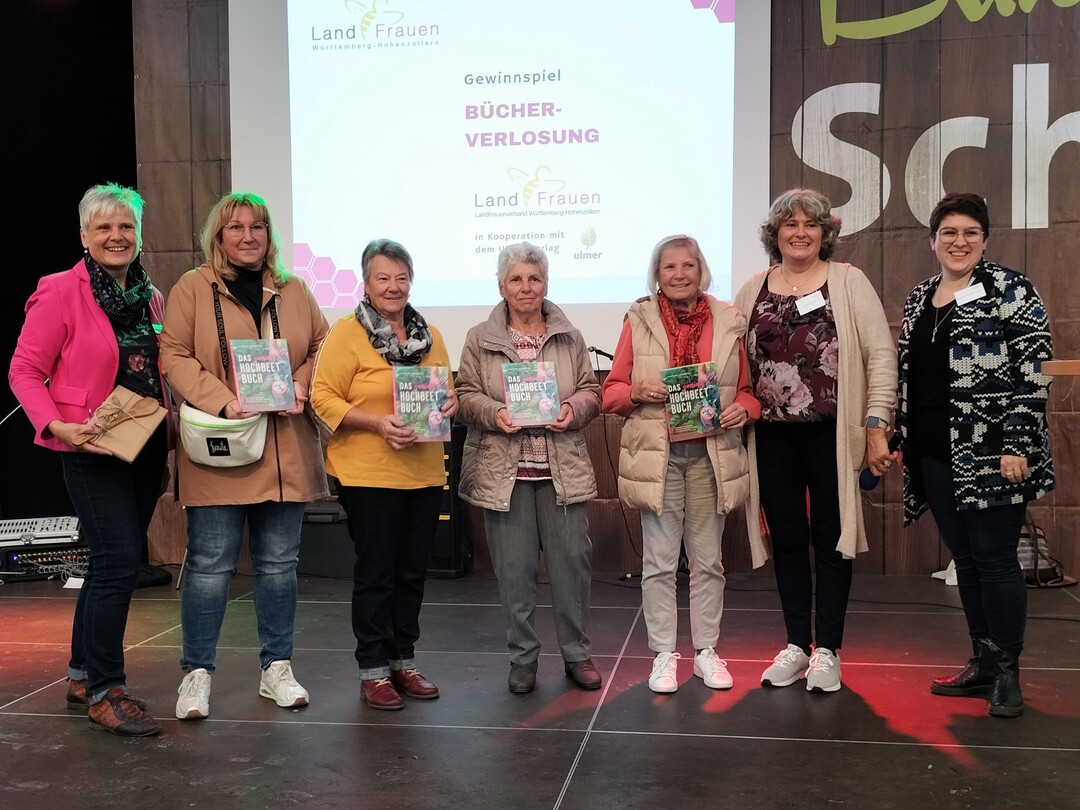 Abgeschlossen wurde das B�hnenprogramm am Tag der Landfrau mit der Verlosung eines Fachbuchs zum Hochbeet. Gewonnen haben Hildegard Schirmer aus Riedlingen (3. v. r.), Gabi Baier aus Ehingen (4. v. r.), Anneliese Oswald (5. v. r.) aus Stetten a. k. M. und Viola Rederer (6. v. r.).&nbsp;