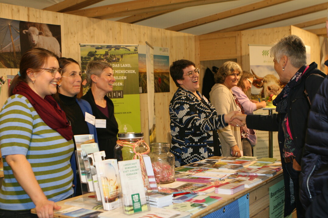 Das Team von der Gesch�ftsstelle des Landfrauenverbandes informierte am Stand �ber die Landfrauenarbeit und das Bildungsangebot.&nbsp;