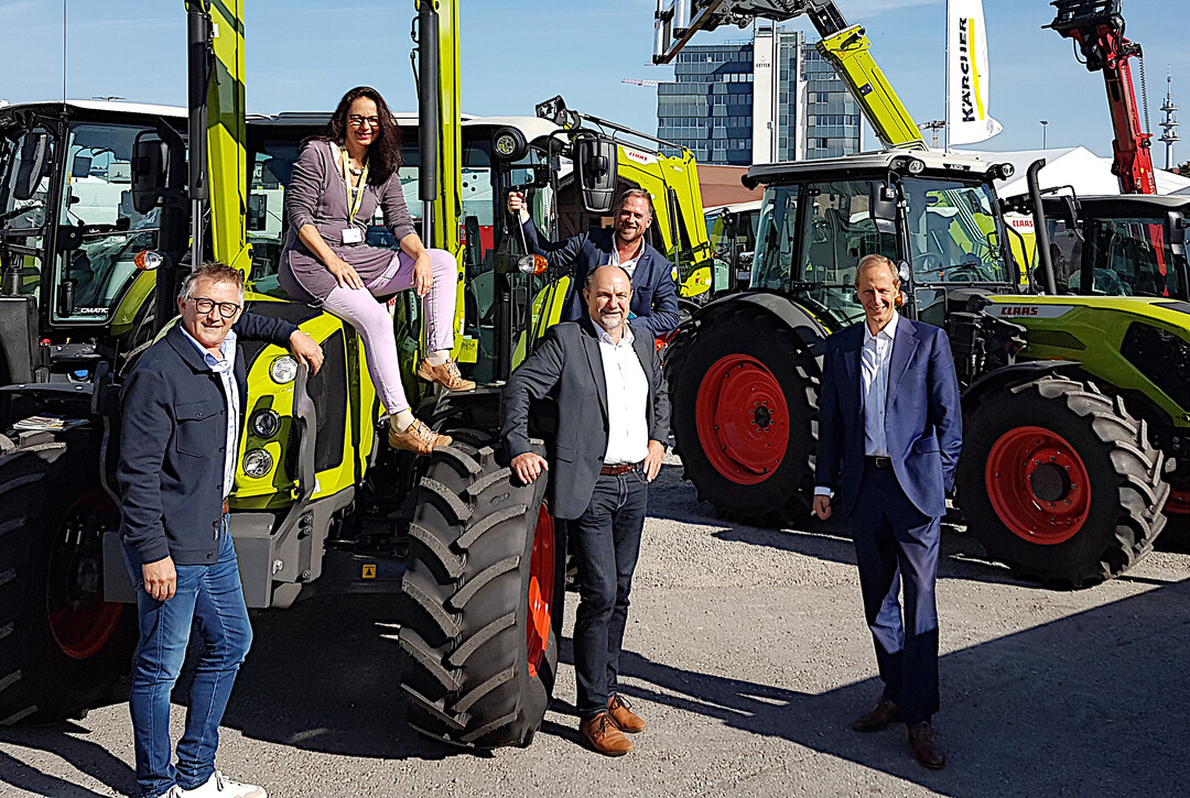 Neben der Energie wird die Landtechnik ein gro�er Schwerpunkt der Messe: Auf die Besucher der Oberschwabenschau mit der Agraria Oberschwaben freuen sich: von rechts (vorne)&nbsp; Dr. Daniel Rapp, OB Ravensburg, Walter G�ppel von der Energieagentur Ravensburg und Christian Skrodzki, Allg�uer Genussdorf, (hinten) Messechef Stephan Drescher und Dr. Gabriele Asshoff, RVG.&nbsp;